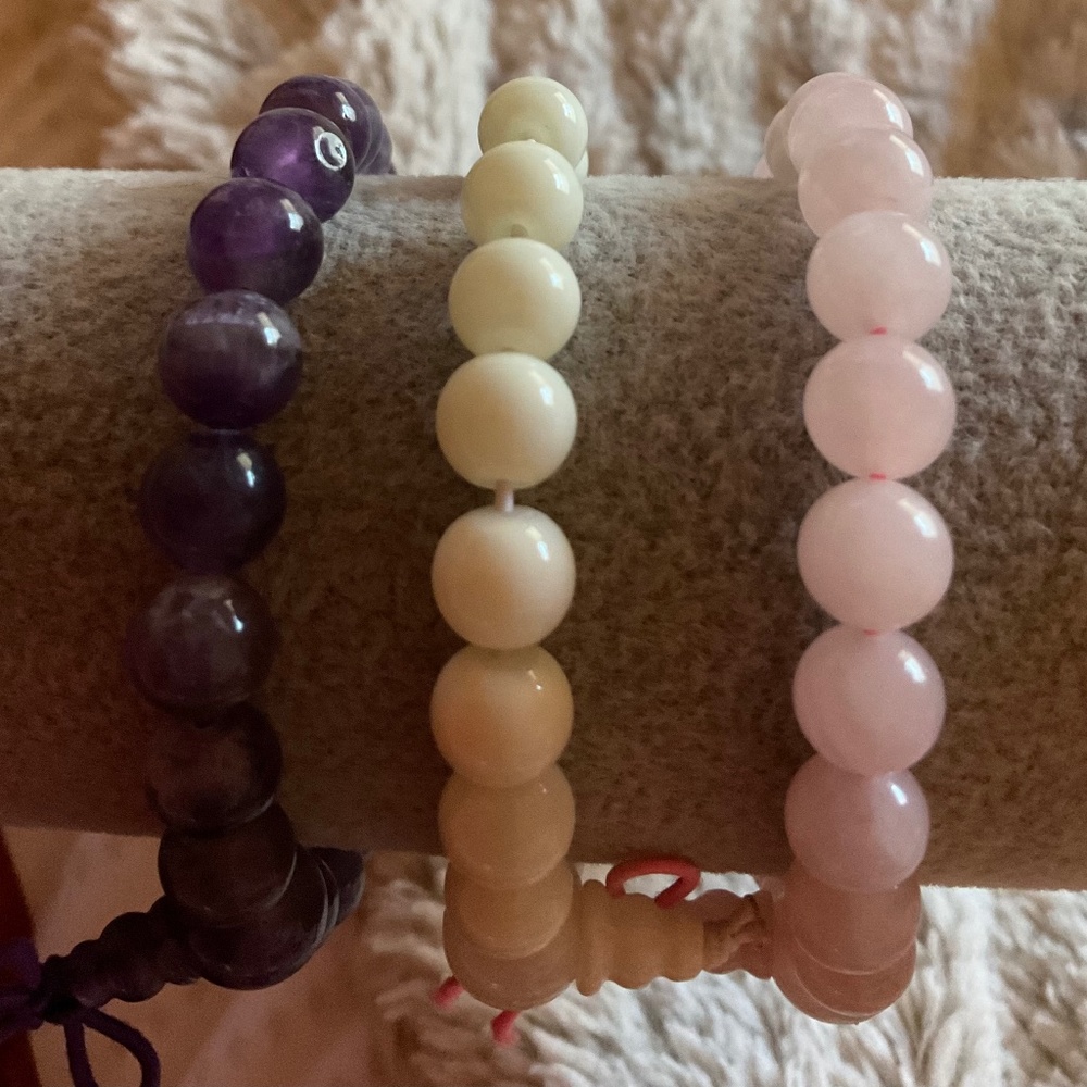 Set of 3 beaded stretch  bracelets in purple, pink and white - Picture 2 of 3